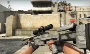 Gracz trzyma karabin snajperski Scout w CS:GO, gotowy do akcji na pustynnej mapie.