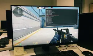 Gracz dostosowuje mwlky settings w grze Counter-Strike. Na ekranie widać konsolę z komendami i widok z perspektywy pierwszej osoby.