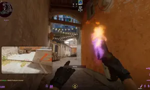 Gracz CS:GO rzuca koktajlem Mołotowa na mapie de_inferno. W rogu widać minimapę i czat.