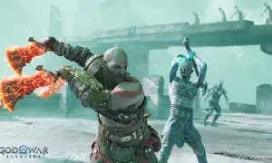 Kratos z płonącymi toporami walczy z lodowym przeciwnikiem. Długość gry God of War Ragnarök to epicka przygoda.