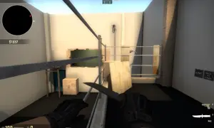 Gracz z nożem w ręku w grze CS GO bot, przygotowuje się do walki w opuszczonym pomieszczeniu.