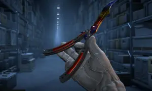 Ręka w rękawiczce trzyma kolorowy nóż motylkowy, gotowy do wykonania **knife command** w magazynie.