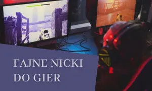 Gracz w słuchawkach z czerwonymi światłami, przed dwoma monitorami z grami. Szukasz najlepszych nicków do gier?