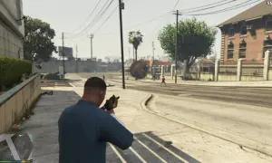 Gracz w GTA V z bronią, w tle wybuch i postacie. Mody GTA 5 dodają akcji!