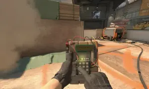 Ręce w rękawiczkach rozbrajają bombę w CS:GO. Gra ma już tyle lat, a emocje wciąż te same!