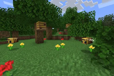 W lesie Minecraft pszczoły krążą wokół ula, zbierając nektar z kwiatów. Plaster miodu wisi na drzewie.