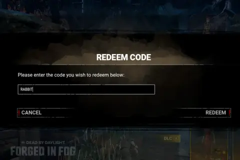 Okno "REDEEM CODE" w grze Dead by Daylight, pole tekstowe z wpisanym słowem "RABBIT", przyciski "CANCEL" i "REDEEM". To miejsce na wpisanie kodów do DBD.