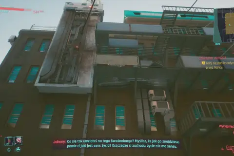 Czerwony wieszcz cyberpunk, Johnny rozmawia o sensie życia na tle industrialnej architektury.