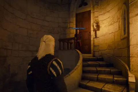 Geralt stoi przed drzwiami, gdzie Szambelan Emhyr czeka na jego decyzję. To kluczowy moment w symulacji wyborów z W2.