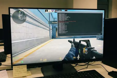 Gracz dostosowuje mwlky settings w grze Counter-Strike. Na ekranie widać konsolę z komendami i widok z perspektywy pierwszej osoby.