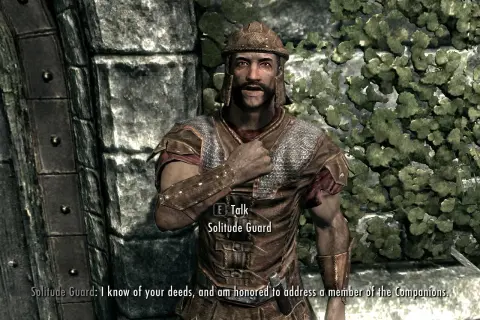 Strażnik z Solitude w zbroi, wyglądający jak z zaawansowanych skyrim mody, mówi o twoich czynach.
