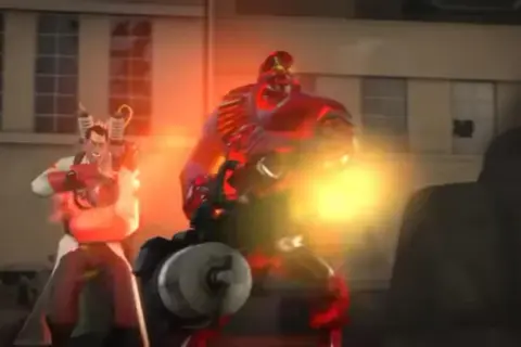 Medic TF2 z bronią, obok niego potężny Heavy w czerwonym stroju, obaj w ogniu walki.