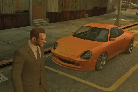 Niko Bellic obok pomarańczowego sportowego auta, gotowy do przygód w GTA 4 spolszczenie.