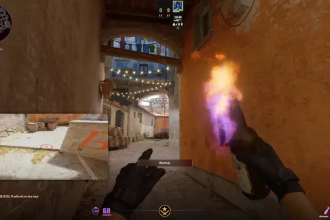 Gracz CS:GO rzuca koktajlem Mołotowa na mapie de_inferno. W rogu widać minimapę i czat.