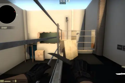 Gracz z nożem w ręku w grze CS GO bot, przygotowuje się do walki w opuszczonym pomieszczeniu.