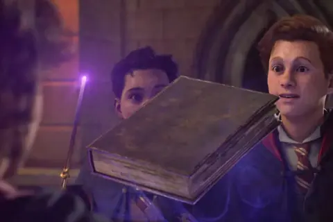 Uczniowie Hogwartu odkrywają tajemnice starej księgi, co sugeruje bogatą zawartość i długą rozgrywkę w Hogwarts Legacy.