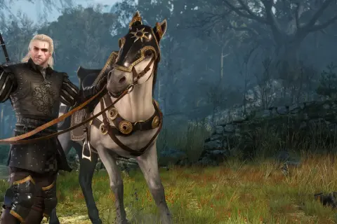 Geralt w zbroi z Wiedźmin 3 najlepszy rynsztunek, obok swojego konia w ozdobnej uprzęży, na tle leśnego krajobrazu.