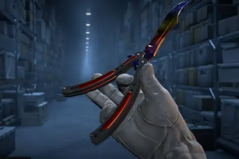 Ręka w rękawiczce trzyma kolorowy nóż motylkowy, gotowy do wykonania **knife command** w magazynie.