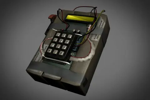 Bomba CS GO z klawiaturą numeryczną i wyświetlaczem, gotowa do aktywacji.