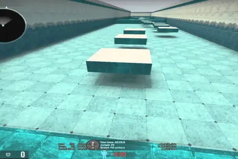 Gracz wykonuje skok na platformę w grze CS:GO, ćwicząc bunny hop. Widać interfejs z informacjami o czasie i skokach, sugerując użycie komend do treningu.