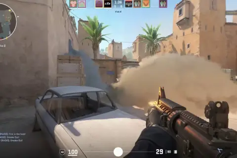 Akcja w Counter Strike na PS5: dym zasnuwa pole bitwy, a gracz celuje z karabinu.
