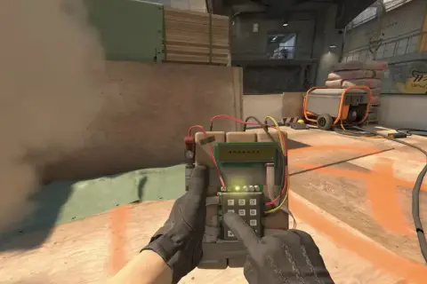 Ręce w rękawiczkach rozbrajają bombę w CS:GO. Gra ma już tyle lat, a emocje wciąż te same!