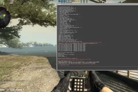 Komenda na HP: sv_infinite_ammo 1. Widać konsolę gry z wpisanymi komendami i ładunek C4.