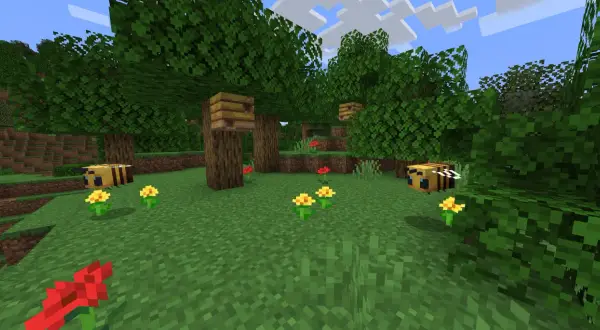W lesie Minecraft pszczoły krążą wokół ula, zbierając nektar z kwiatów. Plaster miodu wisi na drzewie.