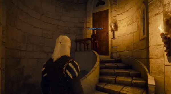 Geralt stoi przed drzwiami, gdzie Szambelan Emhyr czeka na jego decyzję. To kluczowy moment w symulacji wyborów z W2.