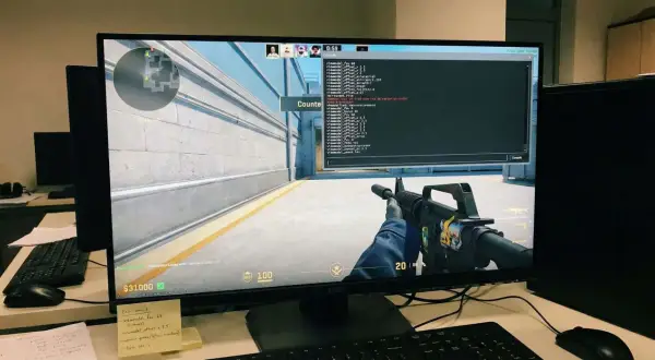 Gracz dostosowuje mwlky settings w grze Counter-Strike. Na ekranie widać konsolę z komendami i widok z perspektywy pierwszej osoby.