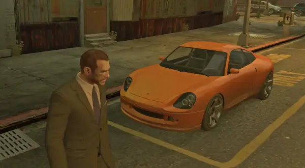 Niko Bellic obok pomarańczowego sportowego auta, gotowy do przygód w GTA 4 spolszczenie.