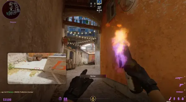 Gracz CS:GO rzuca koktajlem Mołotowa na mapie de_inferno. W rogu widać minimapę i czat.