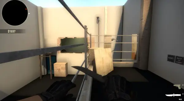 Gracz z nożem w ręku w grze CS GO bot, przygotowuje się do walki w opuszczonym pomieszczeniu.