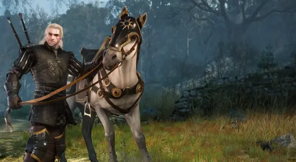Geralt w zbroi z Wiedźmin 3 najlepszy rynsztunek, obok swojego konia w ozdobnej uprzęży, na tle leśnego krajobrazu.