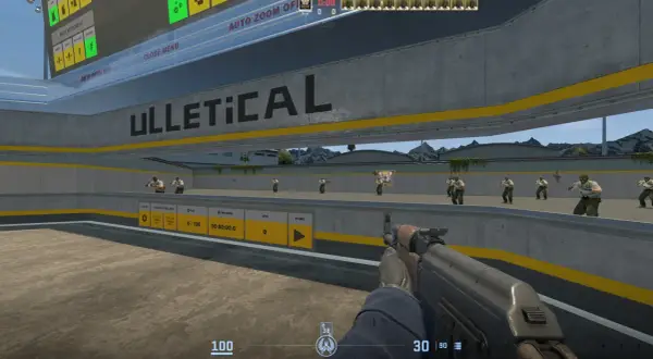 Gracz ćwiczy celność na mapie z warsztatu CS GO, strzelając do botów.