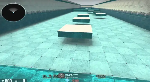 Gracz wykonuje skok na platformę w grze CS:GO, ćwicząc bunny hop. Widać interfejs z informacjami o czasie i skokach, sugerując użycie komend do treningu.