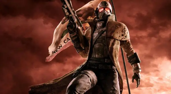 Żołnierz z flagą Nowej Kalifornii, gotowy do walki. Może przydać się do ułatwienia rozgrywki, gdy szukasz **fallout new vegas kody**.