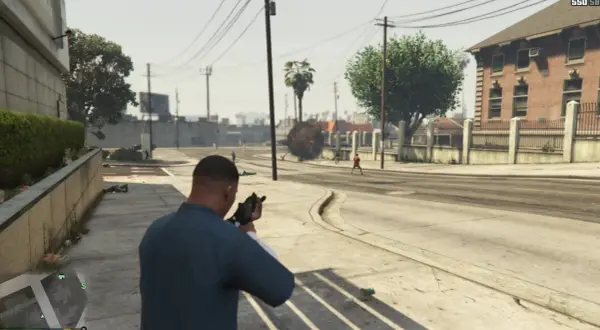 Gracz w GTA V z bronią, w tle wybuch i postacie. Mody GTA 5 dodają akcji!