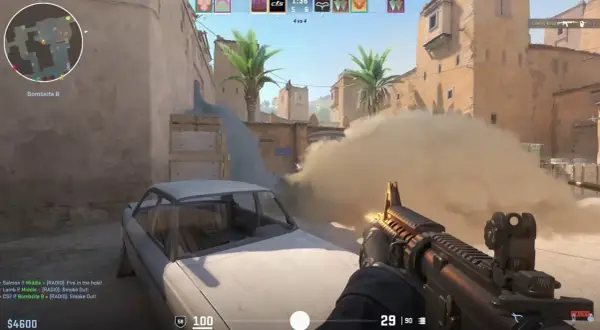 Akcja w Counter Strike na PS5: dym zasnuwa pole bitwy, a gracz celuje z karabinu.