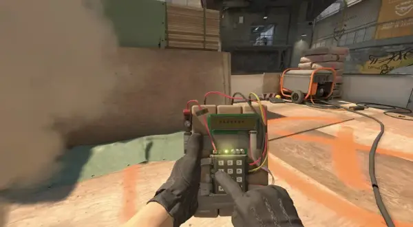 Ręce w rękawiczkach rozbrajają bombę w CS:GO. Gra ma już tyle lat, a emocje wciąż te same!