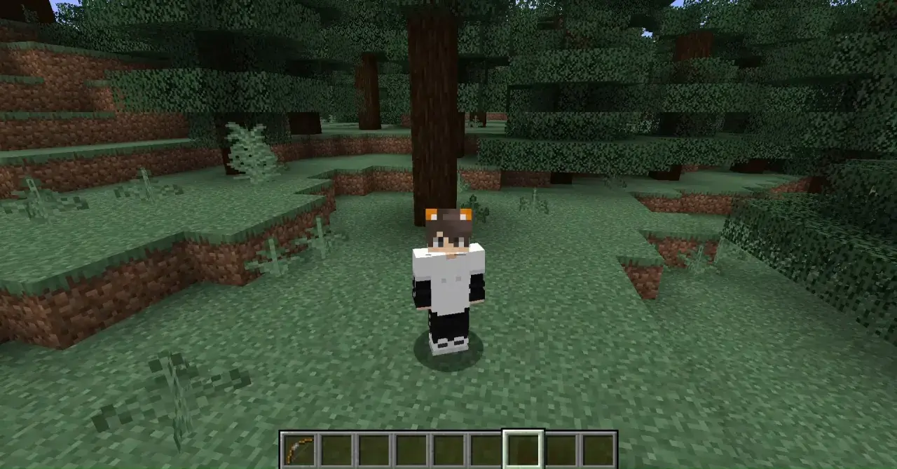 Postać w grze Minecraft, ubrana w białą bluzę i czarne spodnie, z kocimi uszami na głowie, stoi w lesie. Czeka na komendę na niewidzialność.