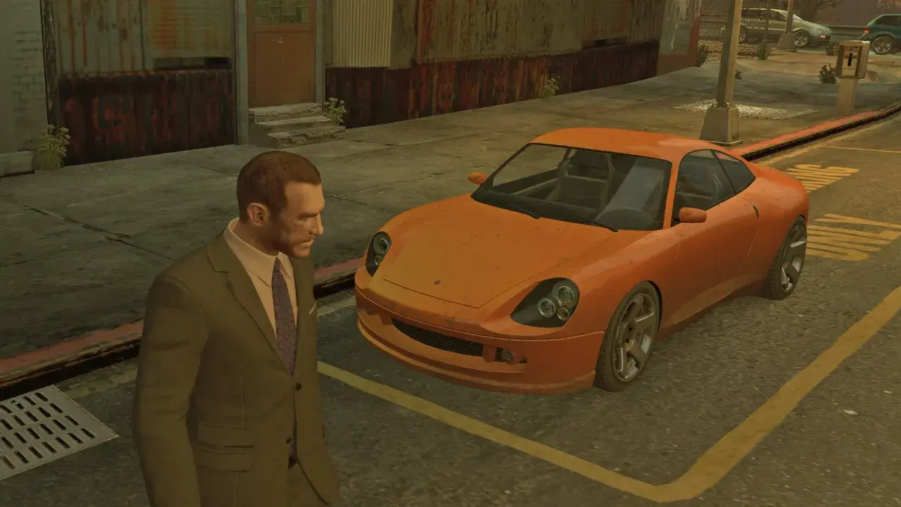 Niko Bellic obok pomarańczowego sportowego auta, gotowy do przygód w GTA 4 spolszczenie.