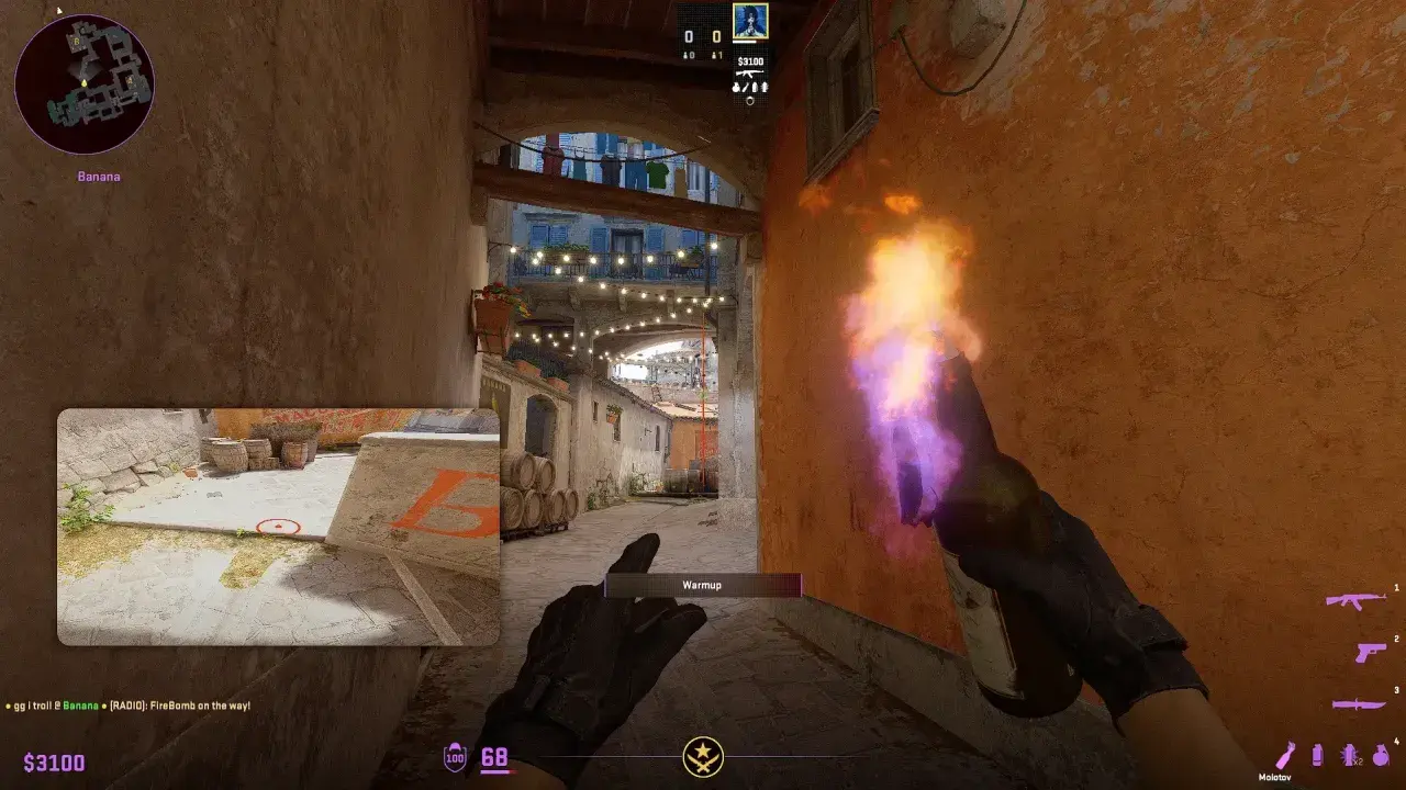 Gracz CS:GO rzuca koktajlem Mołotowa na mapie de_inferno. W rogu widać minimapę i czat.