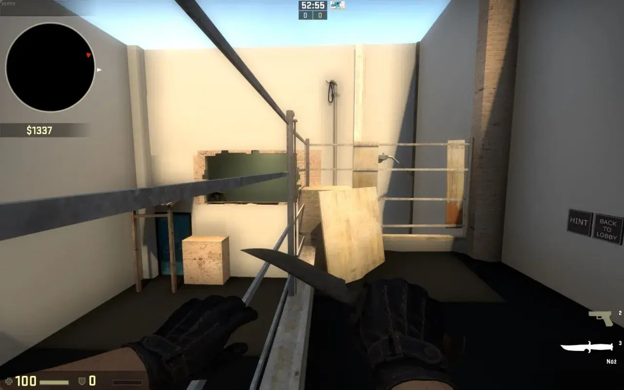 Gracz z nożem w ręku w grze CS GO bot, przygotowuje się do walki w opuszczonym pomieszczeniu.