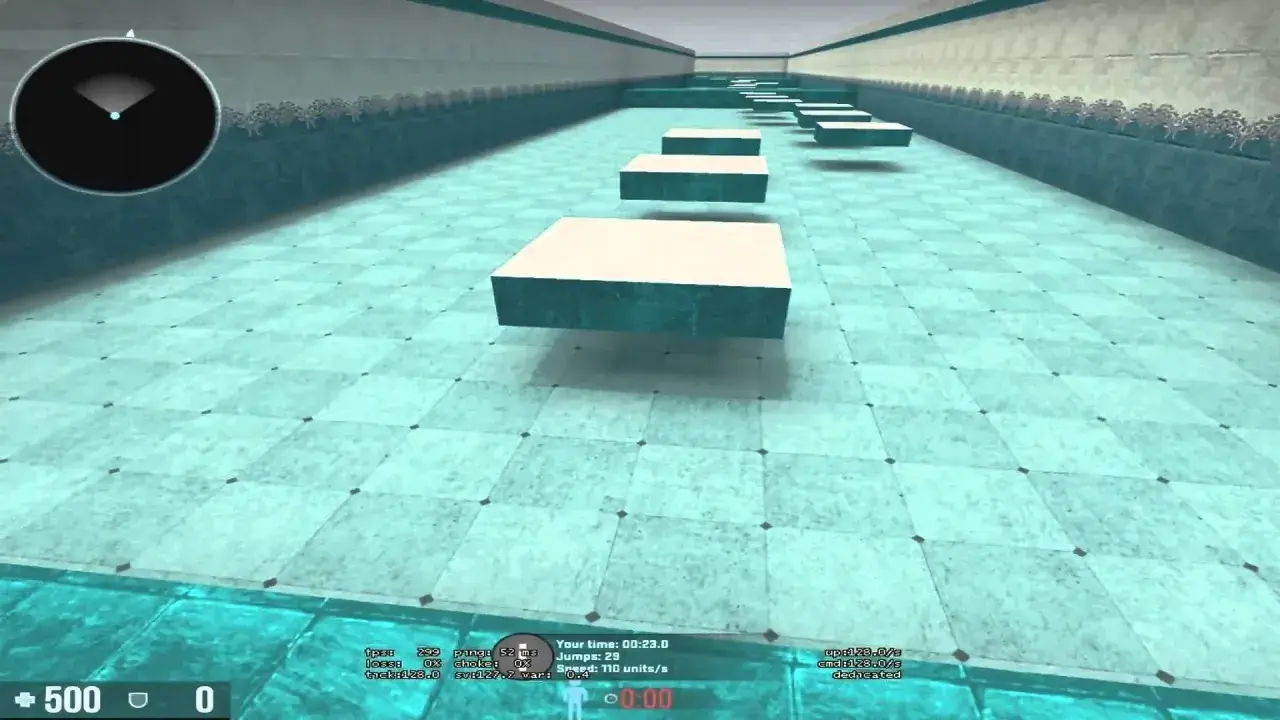 Gracz wykonuje skok na platformę w grze CS:GO, ćwicząc bunny hop. Widać interfejs z informacjami o czasie i skokach, sugerując użycie komend do treningu.