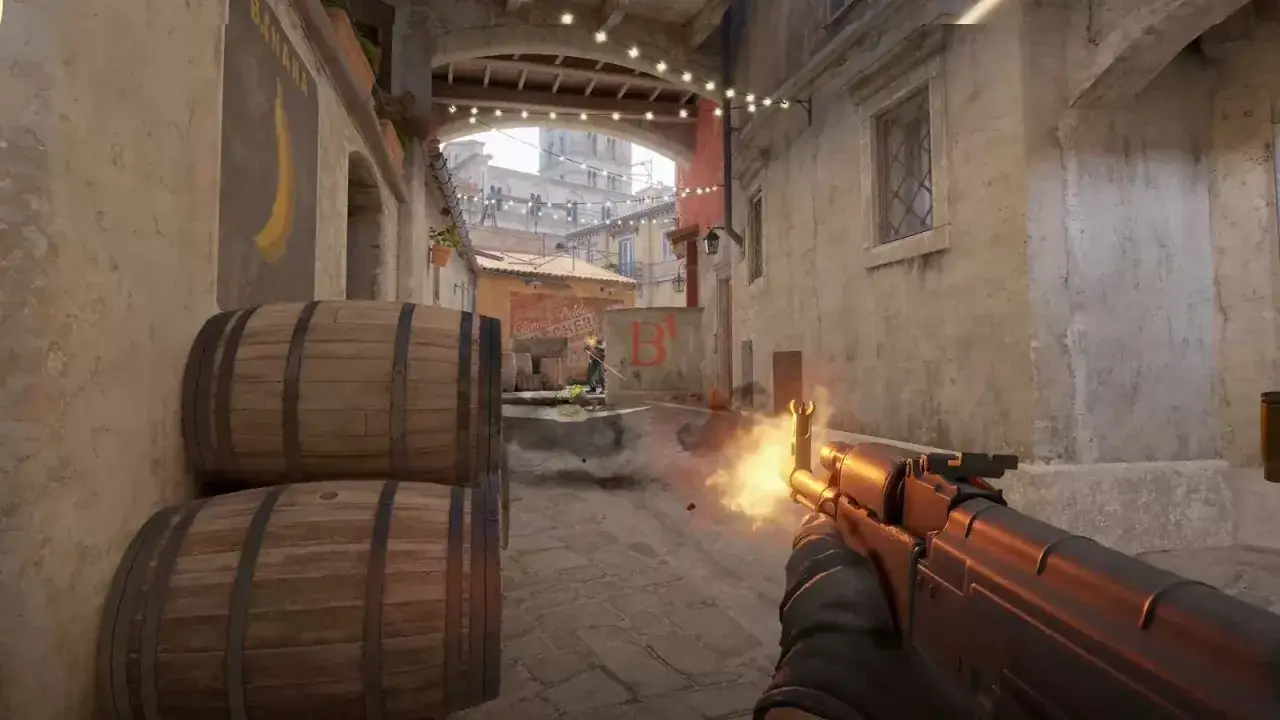 Gracz celuje z karabinu, widoczne są pro players crosshairs. W tle uliczka z beczkami i budynkami.