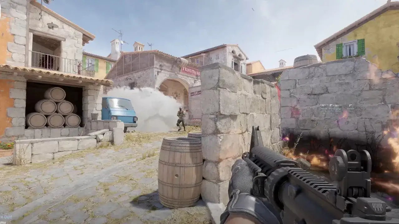 Widok z perspektywy gracza w grze typu cs go menu. W tle dym i budynki.