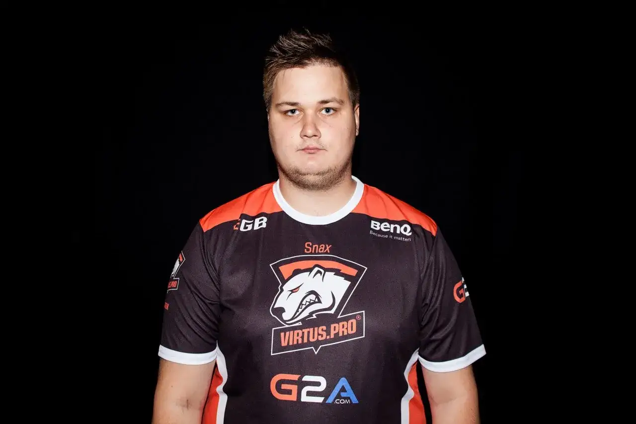 Snax w koszulce Virtus.Pro, zastanawia się ile snax ma godzin w CS.