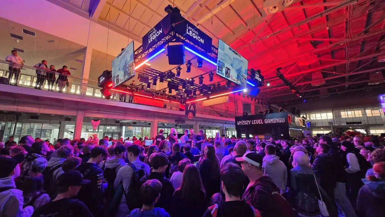 Tłumy na PGA Poznań pod neonami Lenovo Legion. Energetyczna atmosfera gamingowego wydarzenia.