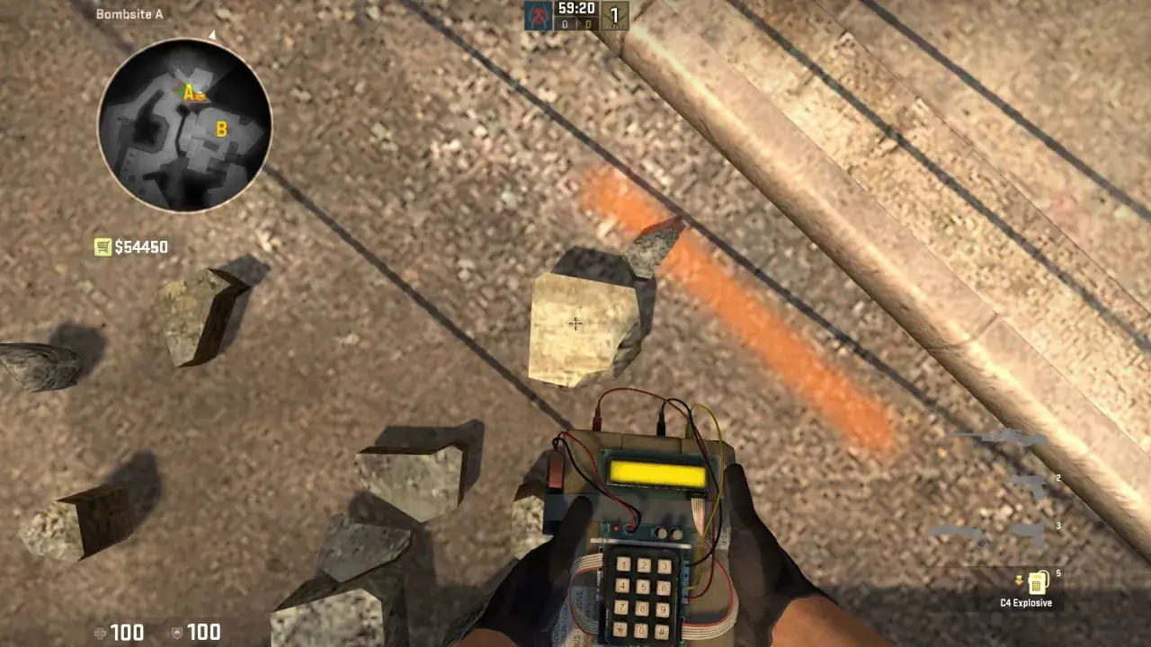 Gracz trzyma bombę C4 w grze CS: GO, gotowy do podłożenia na bombsite A.